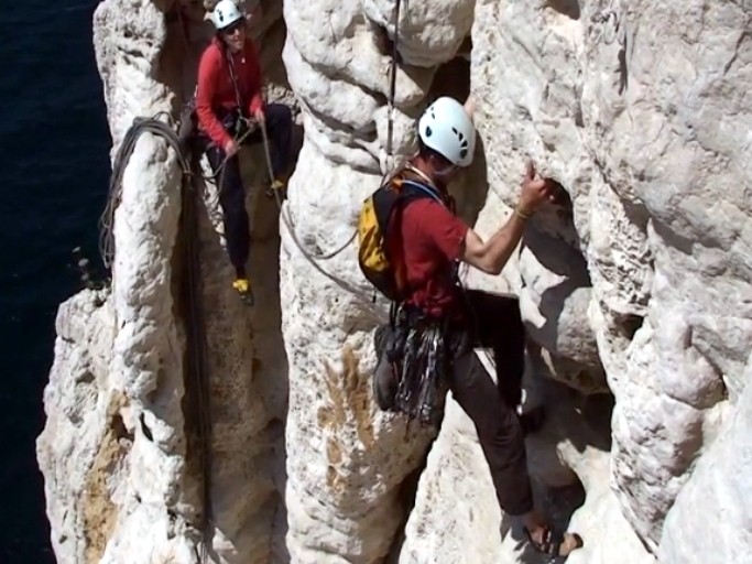 escalade guides calanques, le toit branlant castelvieil - En Vau